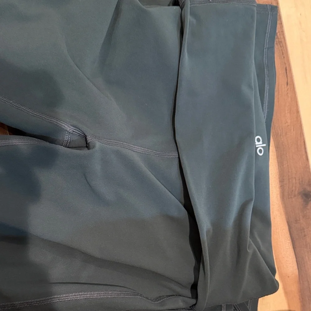 Alo Women's Green Flared Pants - Picture 6 of 7